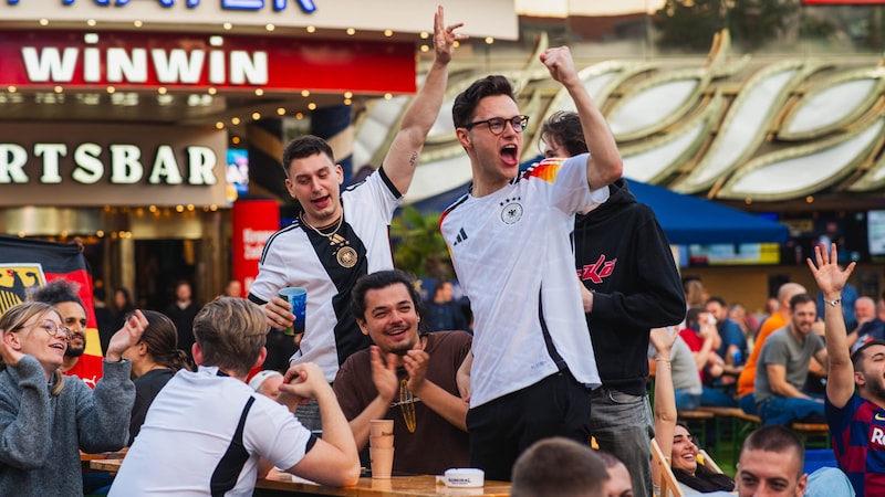 3000 Fußballfans stürmten am Eröffnungswochenende die neue Fanzone in der ADMIRAL Arena Prater. (Bild: © DIVISION4 Ploberger)