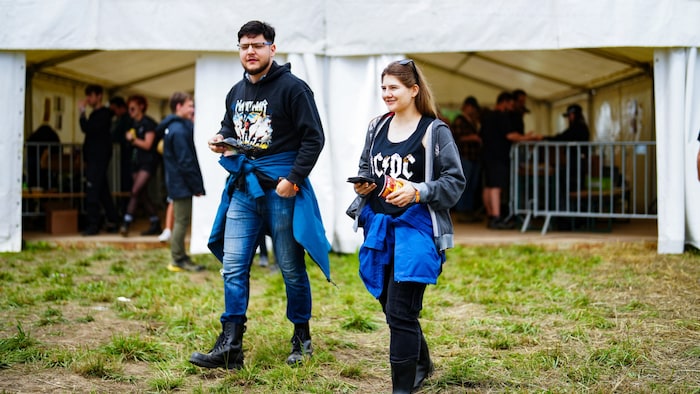Besucherinnen und Besucher am Konzertgelände
