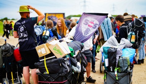 Besucherinnen und Besucher am Konzertgelände (Bild: APA/Eva Manhart)