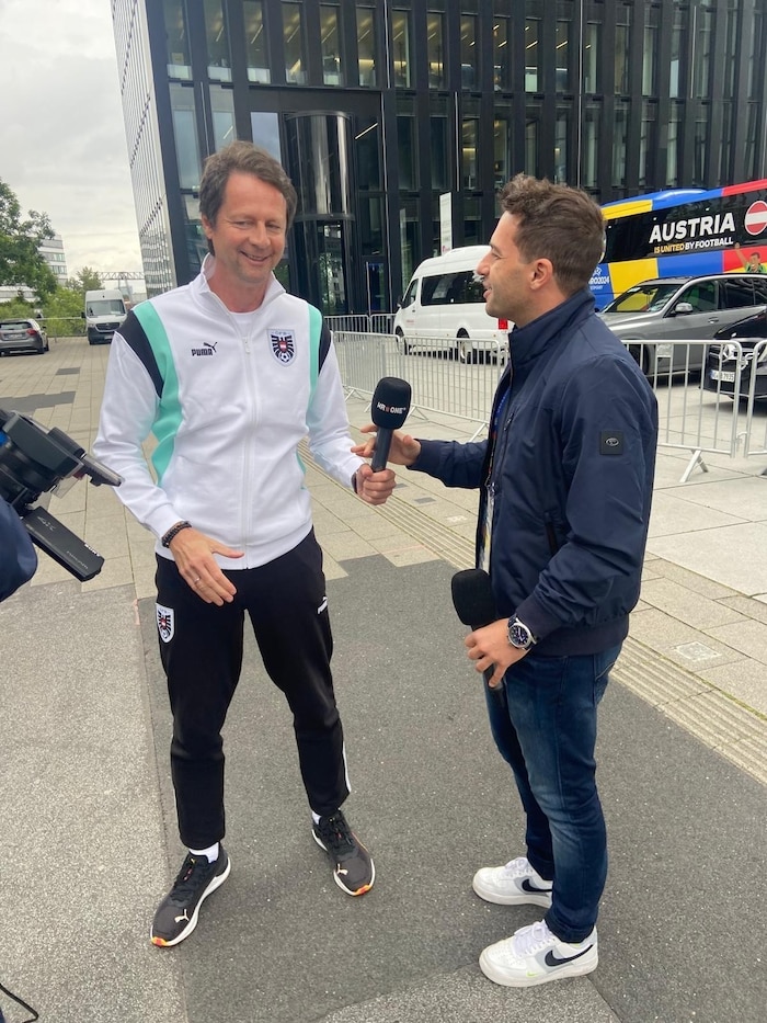 Der Schmäh rennt: Peter Schöttel (li.) im Interview mit sportkrone.at-Chef Michael Fally