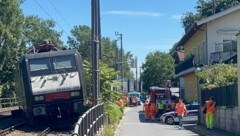 Montagvormittag kollidierte ein Güterzug mit einem Bagger. (Bild: DOKU-NÖ)