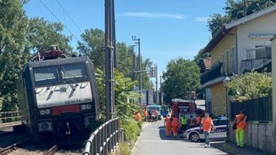 Montagvormittag kollidierte ein Güterzug mit einem Bagger.
