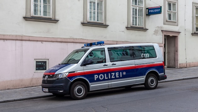 When the officers arrived at the scene of the incident, they noticed a couple with blood on their hands and clothes (symbolic image). (Bild: stock.adobe.com/edojob)