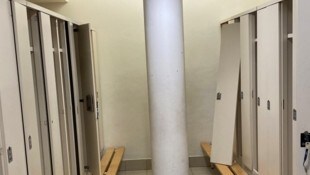 Fehlende Türen an den Garderobenkästchen und „herumstehende“ Metallteile – Gäste kritisieren die ...