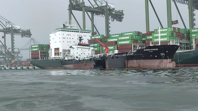 Vom gerammten Tanker „Marine Honour“ (Bild) liefen rund 400 Tonnen Schweröl ins Meer. (Bild: Maritime and Port Authority of Singapore)