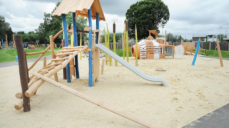 The new leisure area offers new pools in the outdoor area as well as in the indoor pool, plus a spacious playground for younger guests. (Bild: Crepaz Franz)