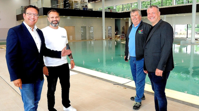 Mayor Christian Haberhauer (left) and Vice Mayor Dominic Hörlezeder (right) can hardly wait for the opening on June 29. (Bild: Crepaz Franz)