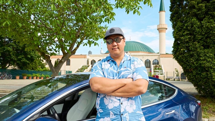 Tesla Han in front of the famous mosque in Vienna-Floridsdorf