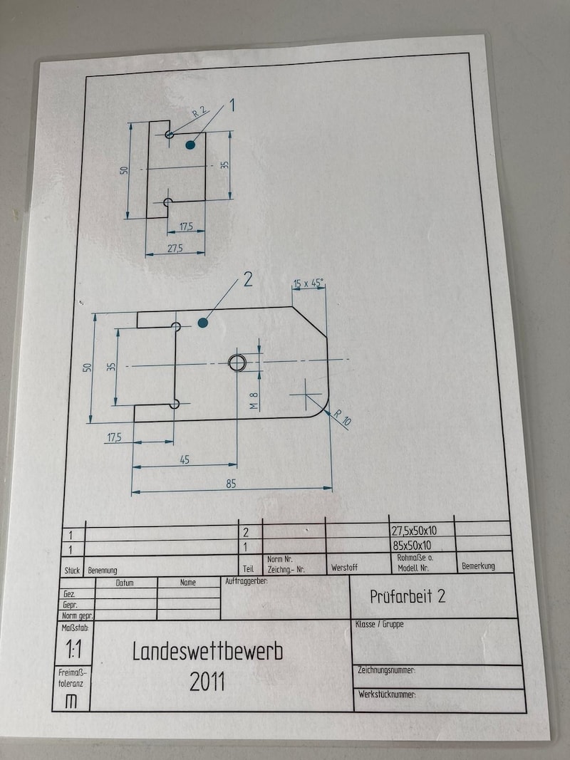 Dieses Werkstück haben die Schüler angefertigt. Für Uwe Tschida ist es einerseits wichtig, dass die Jugendlichen Pläne lesen und andererseits, dass sie genau arbeiten können.  (Bild: Charlotte Titz)