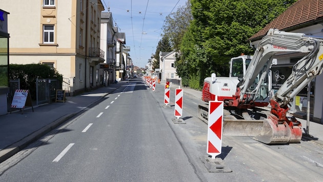 The work on Maxglaner Hauptstraße continues. (Bild: Tschepp Markus)