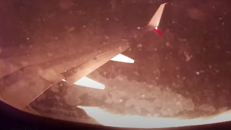 Die Aufnahmen eines Passagiers zeigen, wie Flammen aus dem rechten Triebwerk der Boeing 737 schlugen. (Bild: YouTube.com (Screenshot))