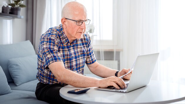 The journey to the nearest branch is getting longer and longer for many customers. This is forcing older customers to use online banking - an arduous undertaking for those who are less digitized. (Bild: stock.adobe.com/Leszek Glasner)