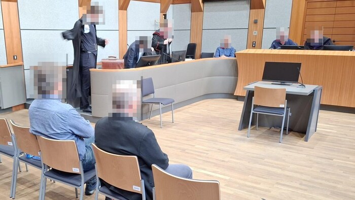 Die zwei Angeklagten mussten vor Gericht Platz nehmen.