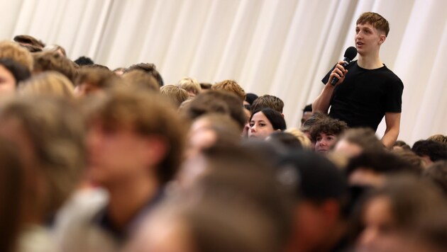 Bis auf den letzten Platz war die große Aula der Universität Salzburg gefüllt. Jugendliche schwenkten EU-Fähnchen. (Bild: Tröster Andreas)