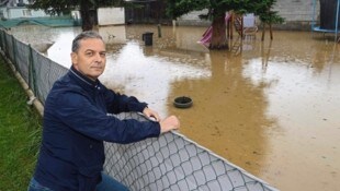 Neudaus Bürgermeister Wolfgang Dolesch vor einem „See“, der einmal ein schöner Garten war (Bild: Christian Jauschowetz)