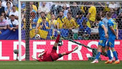 Andrij Lunin lässt den Ball zum 0:2 durchrutschen. (Bild: AP)