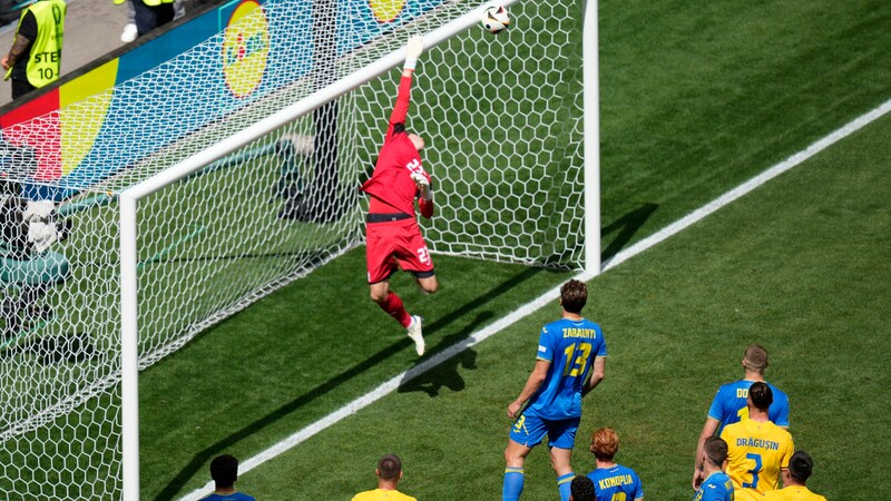 Andrij Lunin im Glück: Der Ball landet nach einer Ecke an der Latte. (Bild: AP)