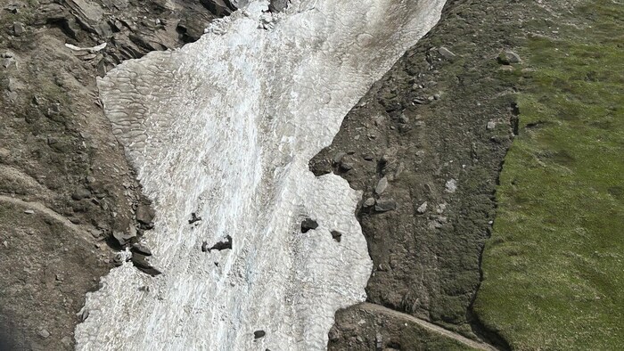Der Altschneerutsch riss den Mann ca 50 Meter mit sich
