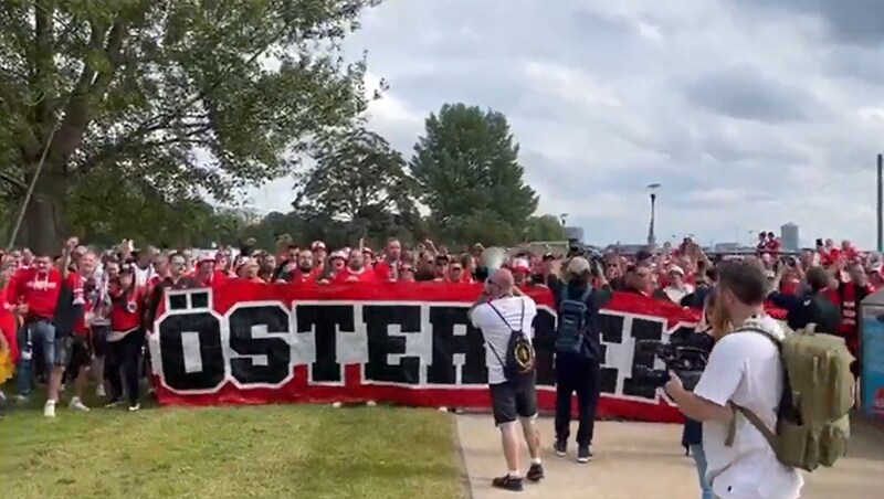 Austria's fans started the fan march towards the stadium. (Bild: krone.at)