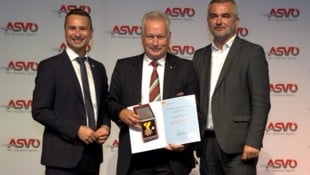 Landtagspräsident Hergovich (li.), Landesrat Dorner und der ausgezeichnete Dauerbrenner im burgenländischen Sport. (Bild: ASVÖ Burgenland/Thomas Werchota)