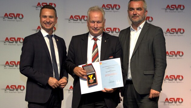 Landtagspräsident Hergovich (li.), Landesrat Dorner und der ausgezeichnete Dauerbrenner im burgenländischen Sport. (Bild: ASVÖ Burgenland/Thomas Werchota)