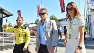 TV-Produzentin Anna Eberstein ist mit Schauspieler Hugh Grant verheiratet.