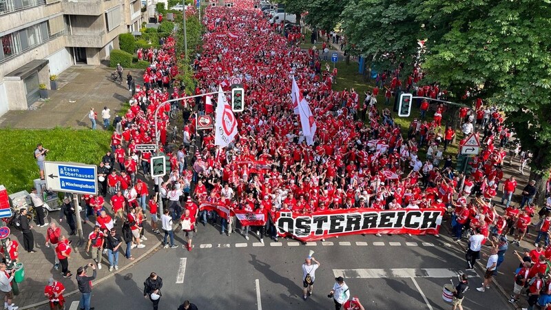 Düsseldorf ist rot-weiß-rot! (Bild: krone.at)