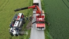 Der Laster wurde von den Kameraden entladen und das Fahrzeug anschließend wieder auf die Straße gebracht. (Bild: FF Zwettl)