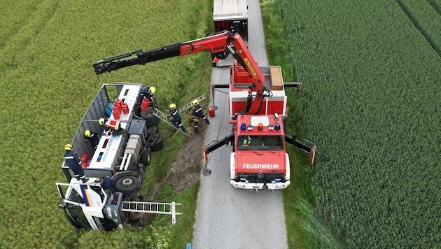 Der Laster wurde von den Kameraden entladen und das Fahrzeug anschließend wieder auf die Straße gebracht. (Bild: FF Zwettl)