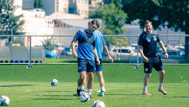 Viennas Neo-Stürmer Pipo Schmidt (Mitte). (Bild: First VIENNA FC)