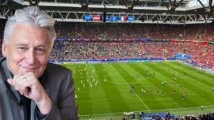 Rainhard Fendrich wünschte, während die Spieler aufwärmten, viel Glück.