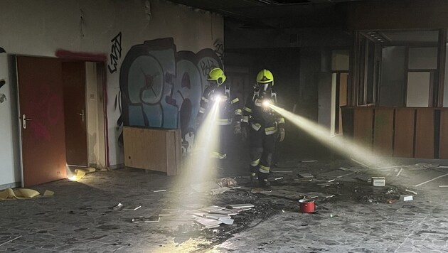 Die Einsatzkräfte durchsuchten das gesamte Gebäude! (Bild: Hauptfeuerwache Villach)