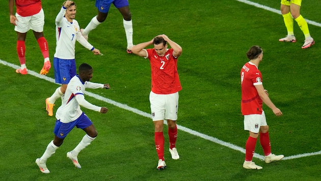 Dramatischer Auftakt in die EURO: Ein Eigentor von Maximilian Wöber (Mitte) entscheidet das Spiel gegen Frankreich.  (Bild: AP ( via APA) Austria Presse Agentur/ASSOCIATED PRESS)