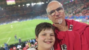 Andreas F. kam mit seinem Sohn nach einem 15-stündigen Horror-Trip mit der Deutschen Bahn erst zur 70. Minute ins Stadion. Dort konnte Levi wieder lachen. (Bild: Zur Verfügung gestellt)