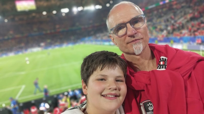 After their train odyssey, Andreas F. and his son Levi only arrived at the Düsseldorf stadium in the 70th minute. (Bild: Zur Verfügung gestellt)