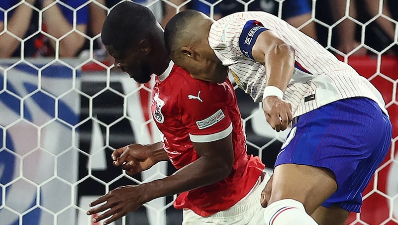 Kylian Mbappe broke his nose in a collision with Kevin Danso. (Bild: AFP or licensors)
