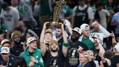 Jayson Tatum stemmt die Larry O‘Brien Trophy gen Himmel. (Bild: AFP/APA/Getty Images via AFP/GETTY IMAGES/Adam Glanzman)