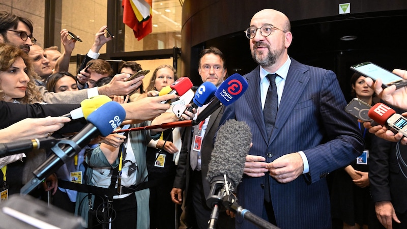 Konsey Başkanı Charles Michel Brüksel'deki özel zirvenin ardından (Bild: APA/AFP )