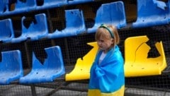 Vor dem ersten Spiel der Ukraine bei der Europameisterschaft in Deutschland wurde eine ergreifende Installation enthüllt. Sie zeigt eine zerstörte Tribüne des Sonyachny-Stadions in Charkiw, das für die EM 2012 gebaut worden war. (Bild: ASSOCIATED PRESS)