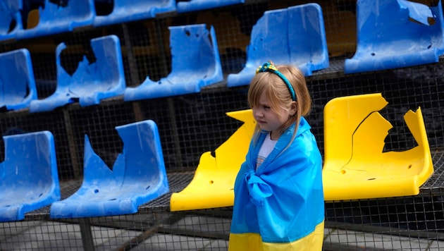 A megható installációt Ukrajna első mérkőzése előtt avatták fel a németországi Európa-bajnokságon. Az alkotás a 2012-es Európa-bajnokságra épült harkivi Szonjacsnij stadion egyik lerombolt lelátóját ábrázolja. (Bild: ASSOCIATED PRESS)