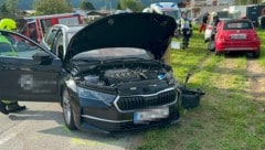 Beide Fahrzeuge wurden beim Unfall erheblich beschädigt. Die Lenkerin des roten Pkw erlitt zum Teil schwere Verletzungen. (Bild: ZOOM Tirol/Krone KREATIV)