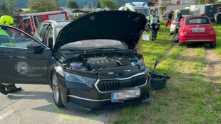 Beide Autos wurden massiv beschädigt, die Lenkerin des roten Fahrzeugs erlitt Verletzungen. (Bild: ZOOM Tirol/Krone KREATIV)