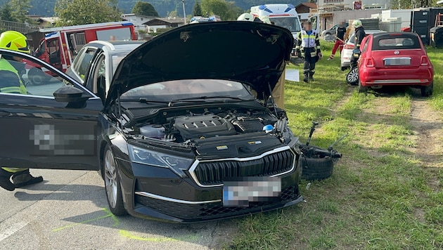 Beide Autos wurden massiv beschädigt, die Lenkerin des roten Fahrzeugs erlitt Verletzungen. (Bild: ZOOM Tirol/Krone KREATIV)