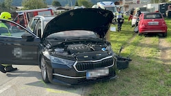 Beide Autos wurden massiv beschädigt, die Lenkerin des roten Fahrzeugs erlitt Verletzungen. (Bild: ZOOM Tirol/Krone KREATIV)