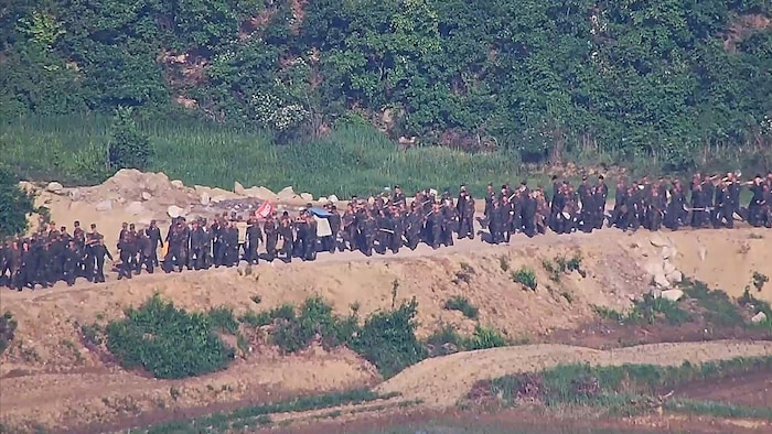 Nordkoreanische Soldaten bei ihrer Arbeit an der Grenze