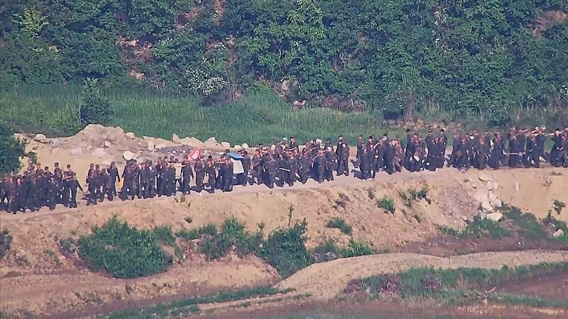 Észak-koreai katonák munka közben a határon (Bild: APA/AFP/South Korean Defence Ministry/Handout)