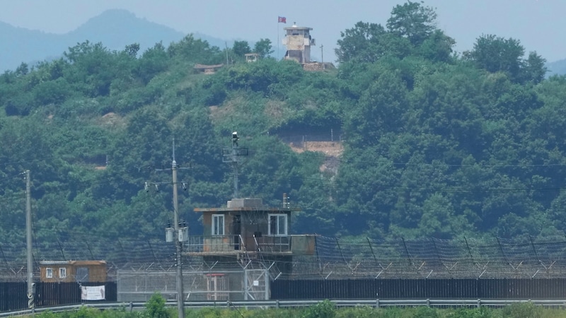 Egy észak-koreai (fent) és egy dél-koreai katonai őrhely (lent) a határ közelében (Bild: ASSOCIATED PRESS)