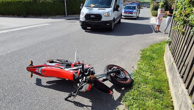 The 15-year-old moped rider collided with this van. (Bild: ZOOM Tirol/Krone KREATIV)