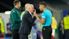 Auch Frankreichs Teamchef Didier Deschamps war mit der Schiedsrichterleistung unzufrieden. (Bild: AP ( via APA) Austria Presse Agentur/ASSOCIATED PRESS)