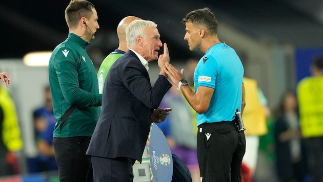France team boss Didier Deschamps was also unhappy with the referee's performance. (Bild: AP ( via APA) Austria Presse Agentur/ASSOCIATED PRESS)